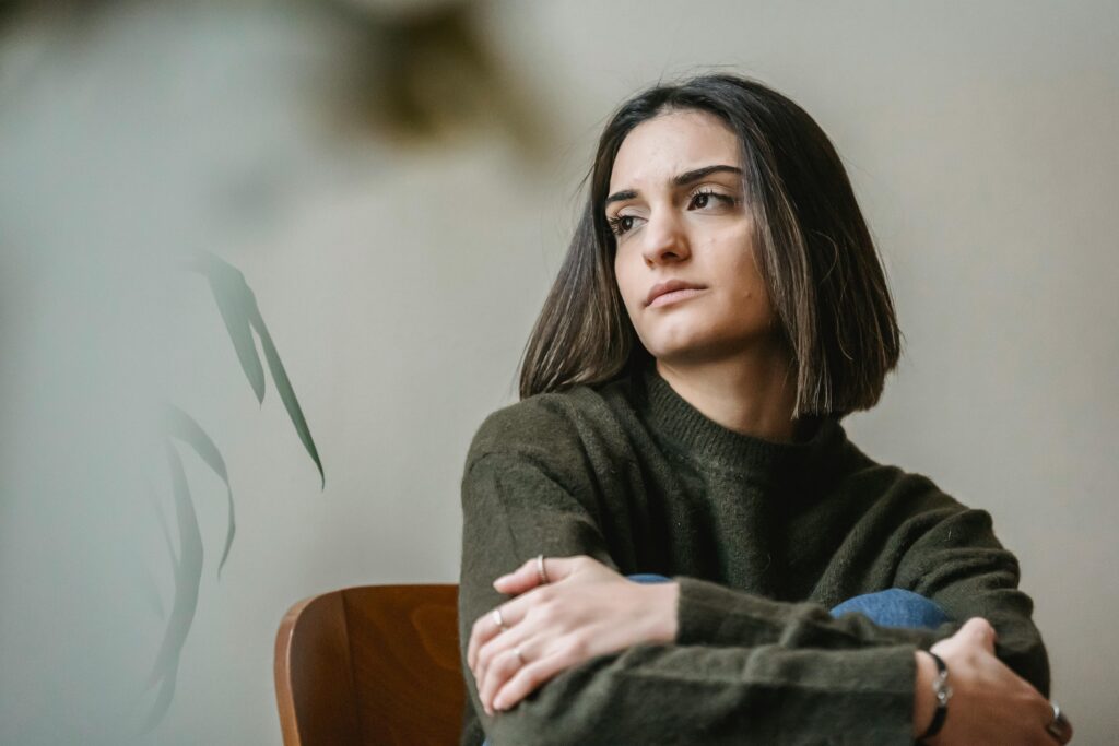 Frau blickt traurig und schaut auf die Seite