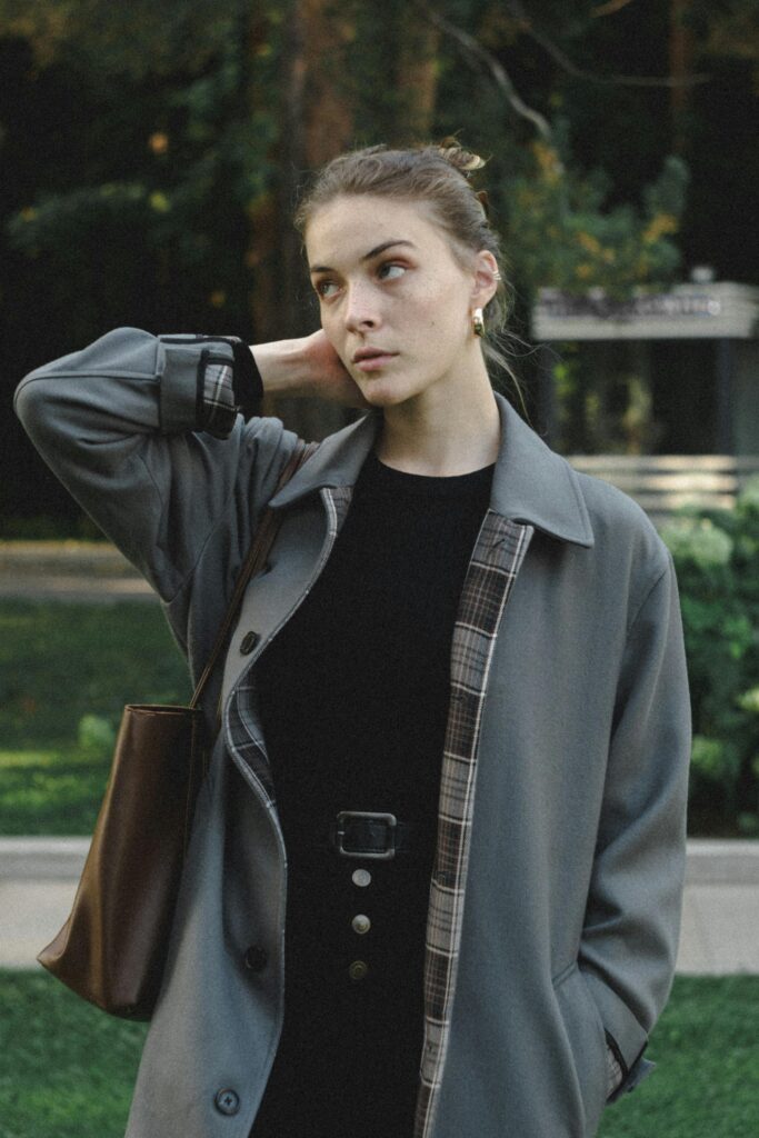 Frau blickt etwas unsicher